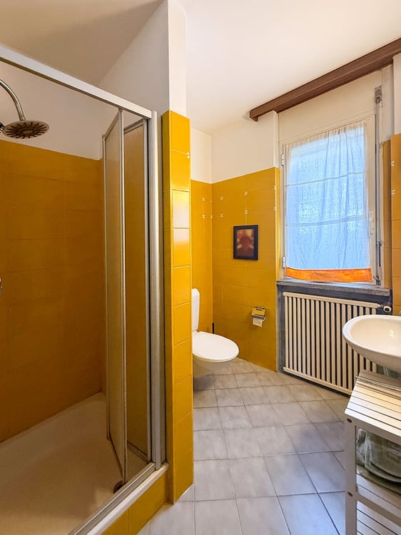 Grande casa con giardino, garages e posteggio. Soleggiata e tranquilla 10