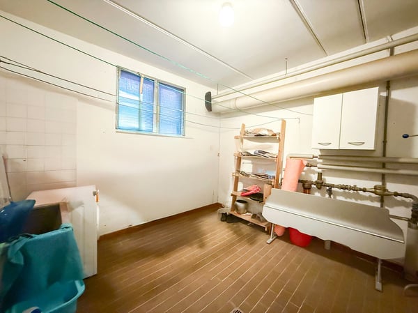 Grande casa con giardino, garages e posteggio. Soleggiata e tranquilla 30