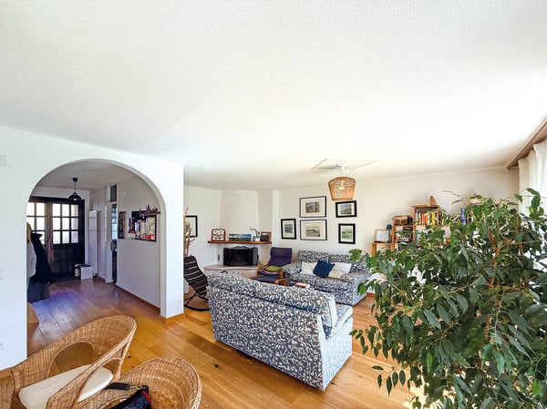 Grande casa con giardino, garages e posteggio. Soleggiata e tranquilla 2