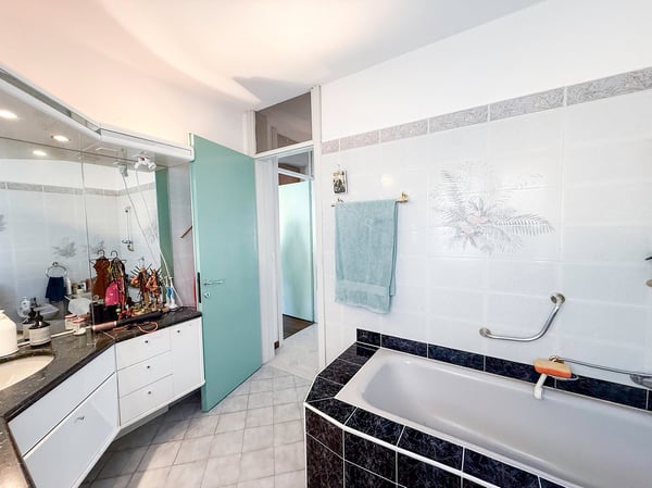 Grande casa con giardino, garages e posteggio. Soleggiata e tranquilla 15