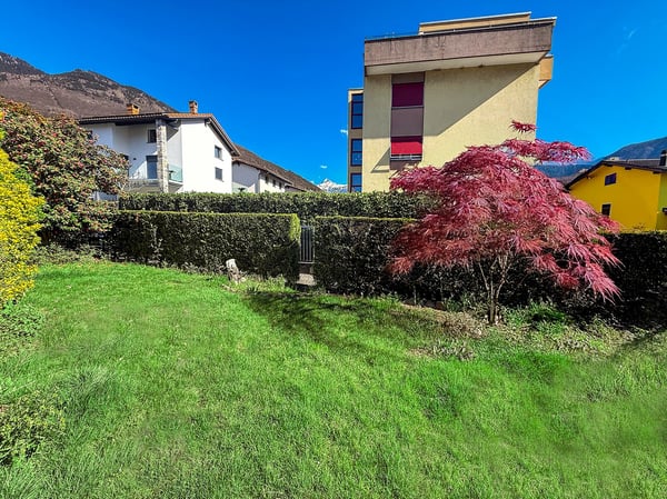 Grande casa con giardino, garages e posteggio. Soleggiata e tranquilla 3