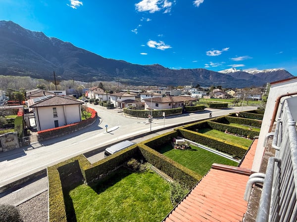 Grande casa con giardino, garages e posteggio. Soleggiata e tranquilla 32