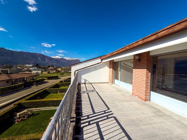 Grande casa con giardino, garages e posteggio. Soleggiata e tranquilla 25