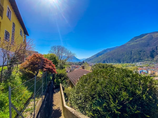 Grande casa unifamiliare con giardino e vista sui Castelli di Bellinzona 1