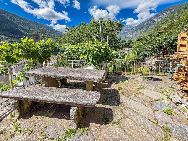 Grande Casa Bifamiliare di 9 locali da rinnovare, con terreno edificabile 17