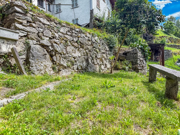 Grande Casa Bifamiliare di 9 locali da rinnovare, con terreno edificabile 18