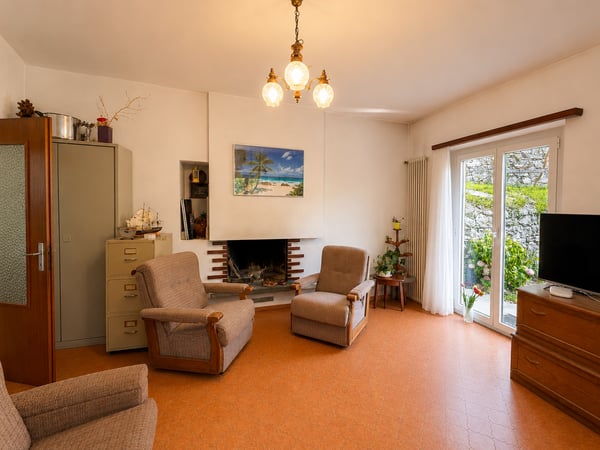 Grande Casa Bifamiliare di 9 locali da rinnovare, con terreno edificabile 9