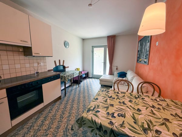 Grande Casa Bifamiliare di 9 locali da rinnovare, con terreno edificabile 22