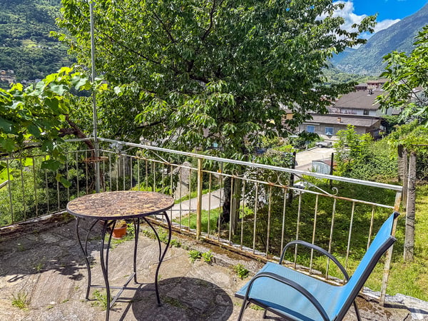 Grande Casa Bifamiliare di 9 locali da rinnovare, con terreno edificabile 20