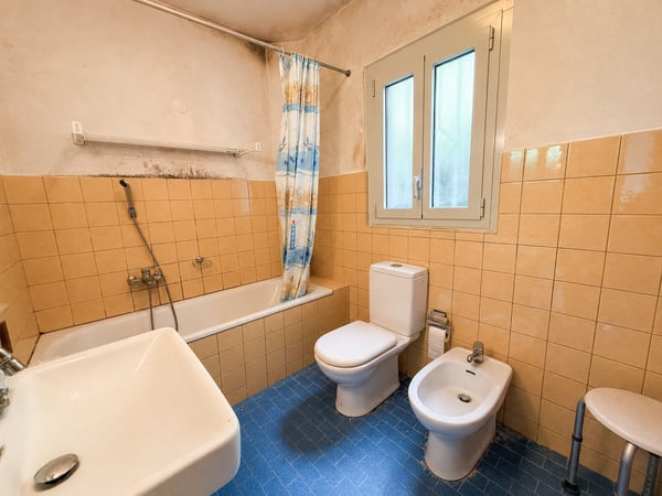 Grande Casa Bifamiliare di 9 locali da rinnovare, con terreno edificabile 10