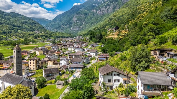 Grande Casa Bifamiliare di 9 locali da rinnovare, con terreno edificabile 26