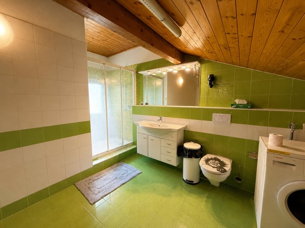 Grande Casa Bifamiliare di 9 locali da rinnovare, con terreno edificabile 23