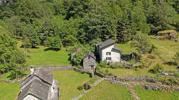 2 Rustici da ristrutturare con terreno 16