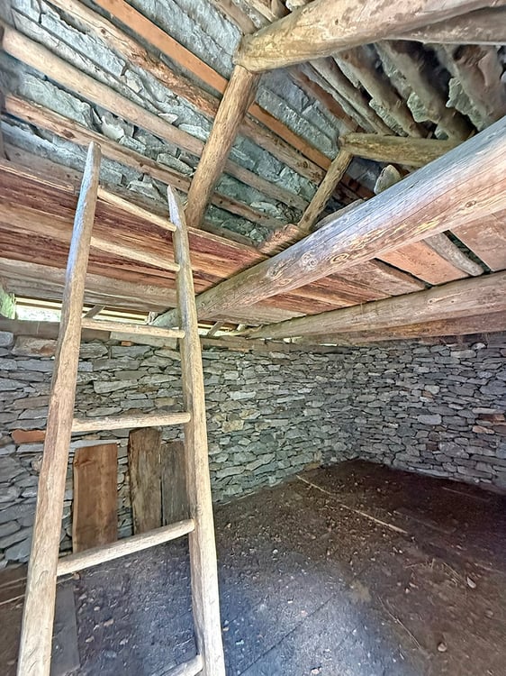 2 Rustici mit Land zum Renovieren 9