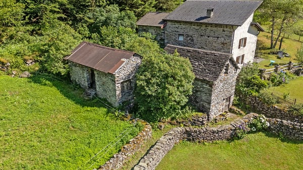 2 Rustici mit Land zum Renovieren 1