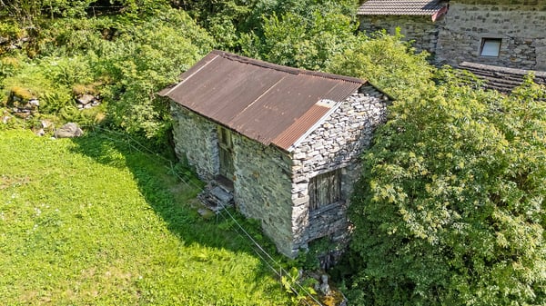 2 Rustici mit Land zum Renovieren 11