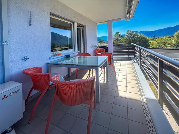 4.5 locali con vista aperta a Tenero - Terrasse und Weitsicht 2