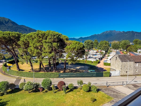 4.5 locali con vista aperta a Tenero - Terrasse und Weitsicht 4