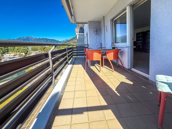 4.5 locali con vista aperta a Tenero - Terrasse und Weitsicht 3