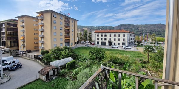 Bel 1.5 in posizione strategica con doppio balcone e due posteggi 2