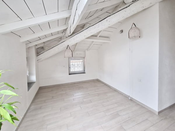 Porzione di residenza affittata con unità abitative e commerciali. 13