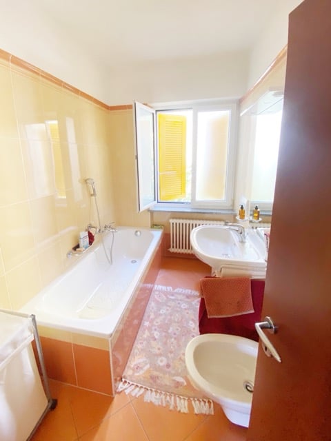 Bella casa trifamiliare con ampio giardino e taverna con camino 13