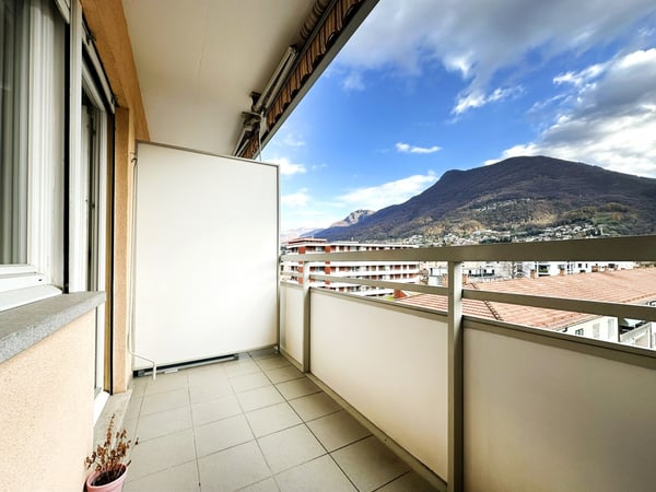Bellissimo 1.5 locali con balcone coperto e vista aperta sulla città 2