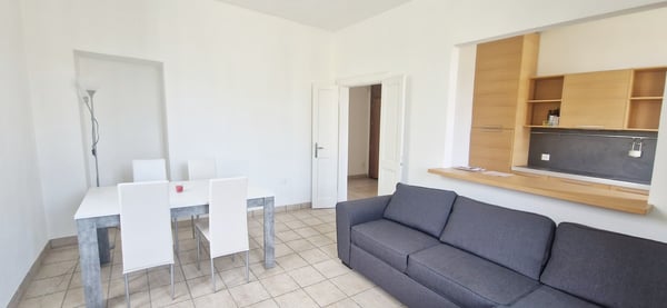 Bel 1.5 in posizione strategica con doppio balcone e due posteggi 1