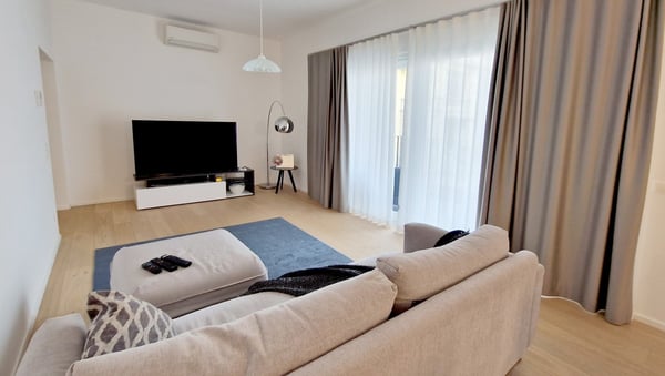 Elegante 1.5 locali in corte meticolosamente ristrutturata a nuovo. 1