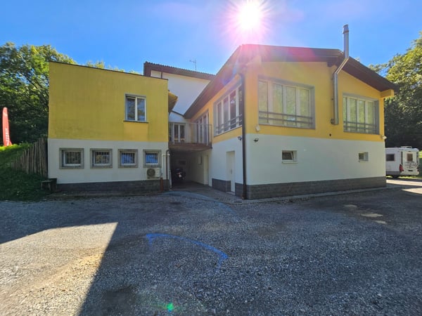 Struttura con ristorante da cento coperti e otto stanze con bagno. 2