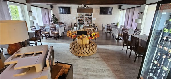 Struttura con ristorante da cento coperti e otto stanze con bagno. 12