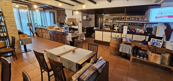 Struttura con ristorante da cento coperti e otto stanze con bagno. 13