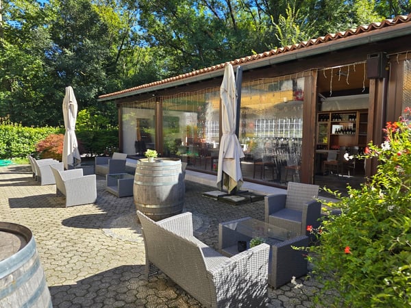 Struttura con ristorante da cento coperti e otto stanze con bagno. 11