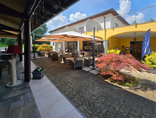 Struttura con ristorante da cento coperti e otto stanze con bagno. 8