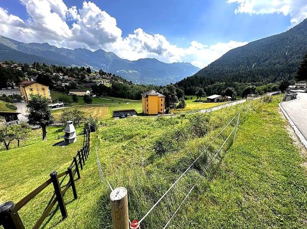Interessante terreno edificabile con vista panoramica e ampio spazio. 1