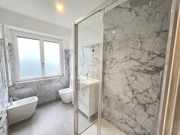 Bell'appartamento 1.5 locali ristrutturato nel 2024 con terrazza. 6