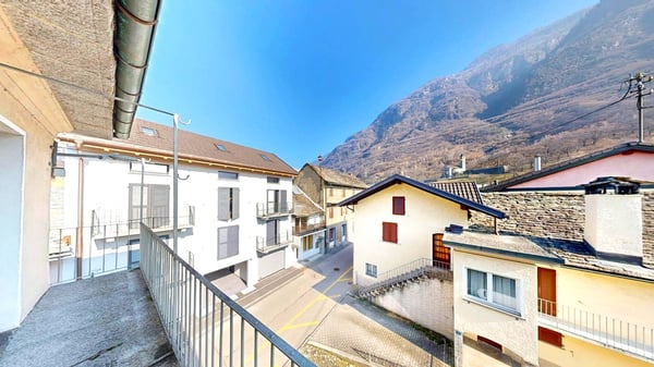 Affascinante casa storica 5,5 da riattare con affaccio sui monti. 10