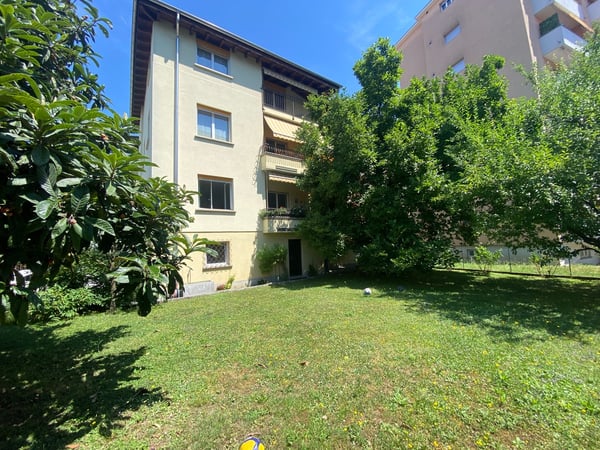 Bella casa trifamiliare con ampio giardino e taverna con camino 1