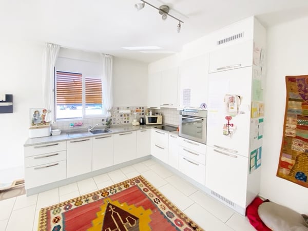 Bella casa trifamiliare con ampio giardino e taverna con camino 9