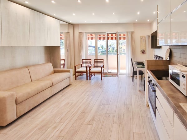 Raffinato 2.5 locali ristrutturato con balcone e cucina nuova. 1