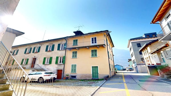 Affascinante casa storica 5,5 da riattare con affaccio sui monti. 2