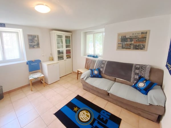 Bella casa trifamiliare con ampio giardino e taverna con camino 5