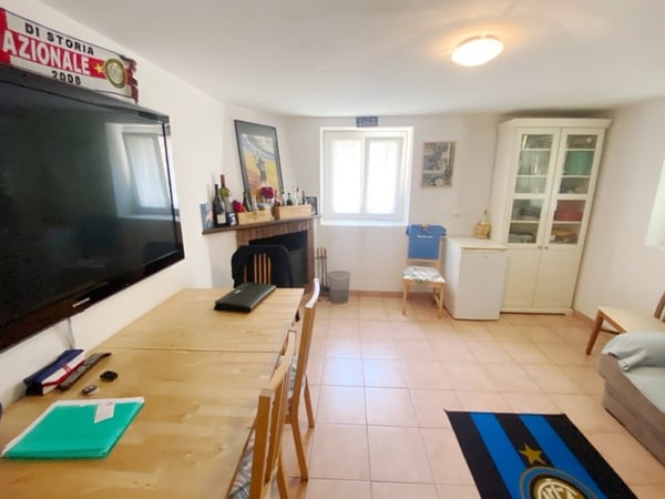 Bella casa trifamiliare con ampio giardino e taverna con camino 6