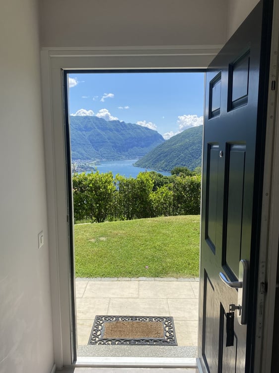 Casa 2,5 locali ristrutturata con vista Ceresio, giardino e parcheggi 12
