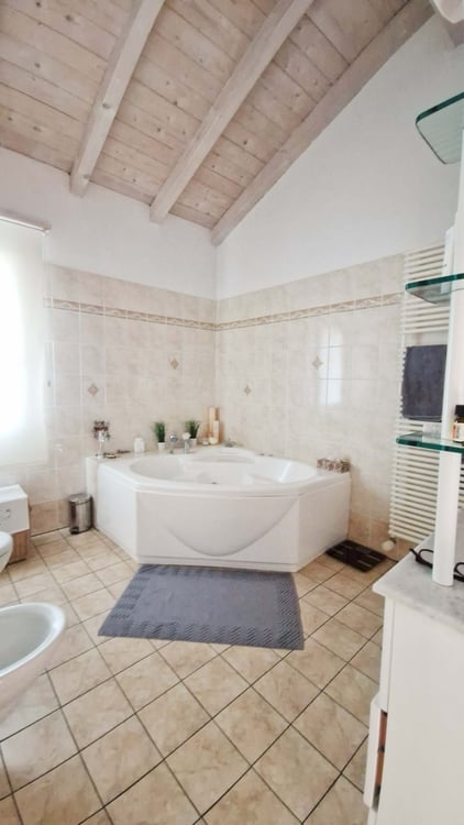 Grande casa 9 locali uni-bifamiliare con giardino, spa e grottino. 12