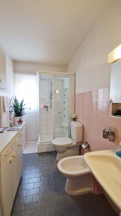 Grande casa 9 locali uni-bifamiliare con giardino, spa e grottino. 13
