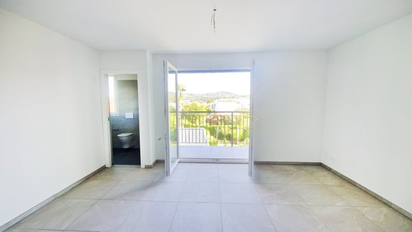 Nuovo appartamento 2,5 locali con balcone coperto e vista aperta 3