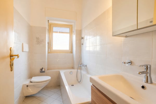 Interessante 3,5 con balcone in curata palazzina di sole cinque unità. 4