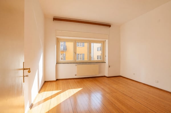 Interessante 3,5 con balcone in curata palazzina di sole cinque unità. 2