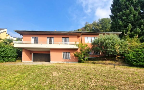 Casa unifamiliare 7,5 con grande giardino e vista aperta a Vacallo 1